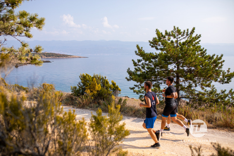 Tekaške poti na otoku Krku: Popolne trase za jutranji tek ali maratonske priprave