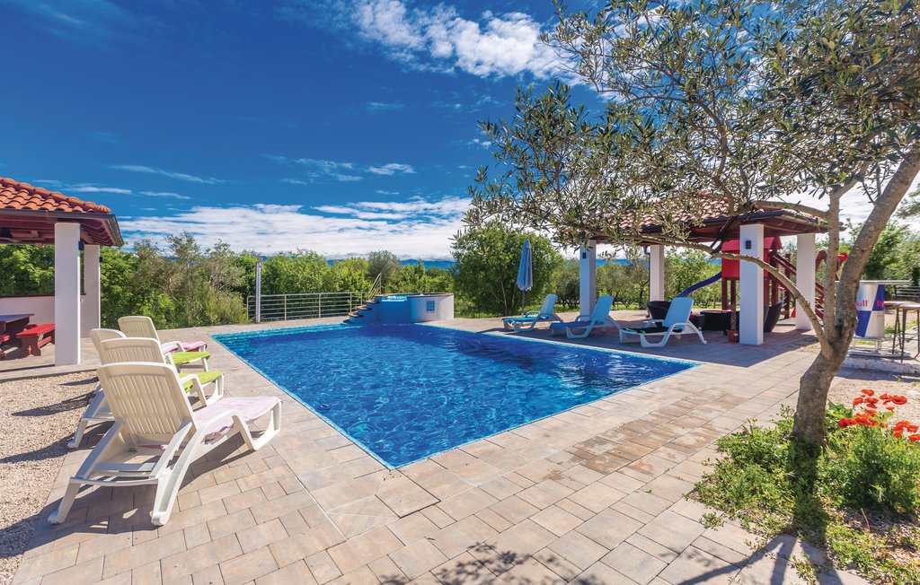 Große Hinterhofideen Mit Pool : Elegante Holzterrasse mit Pool und