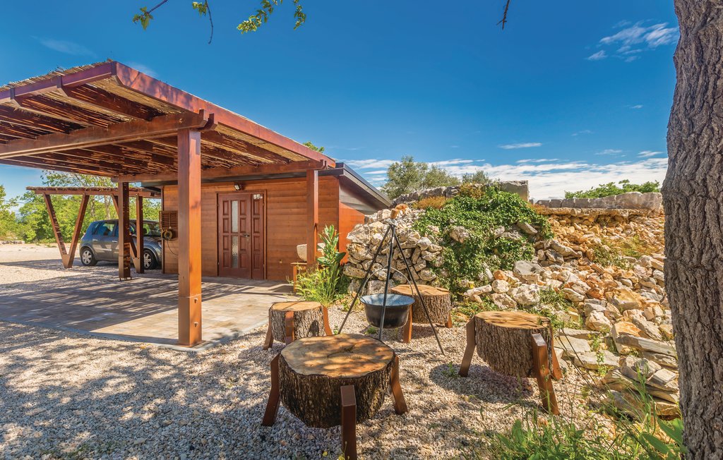 Große Hinterhofideen Mit Pool : Elegante Holzterrasse mit Pool und